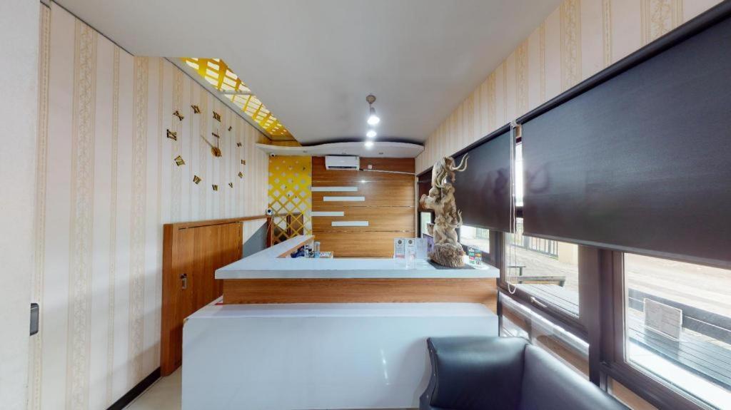 เมอร์ 57 Hotel สุราบายา ภายนอก รูปภาพ